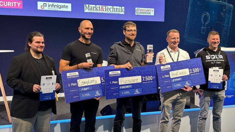 Tobias Scharnowski (Mitte) gewann beim Athene Startup Award UP26@it-sa für Fuzzware 7.500 Euro. Er konnte sich gegen die anderen vier Finalisten durchsetzen: (v.l.n.r.) Guilherme Santos von Blindsight, Dr. Markus Hornsteiner von Complioty, Stefan Köhler von Redcastle und Adam Lundqvist von Squr. (Bild:  Vogel IT-Medien GmbH)