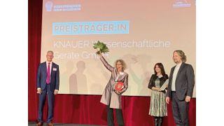 Laudator Stephan Hoffmann, Preisträgerinnen Alexandra Knauer und Lilit Avagyan von KNAUER sowie Staatssekretär Christian Rickerts (v.l.)
 (Knauer/av)