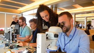 Selber löten? Gar nicht so einfach! MSR Vertriebspartner bei der Produktschulung. (Bild: MSR Electronics GmbH)