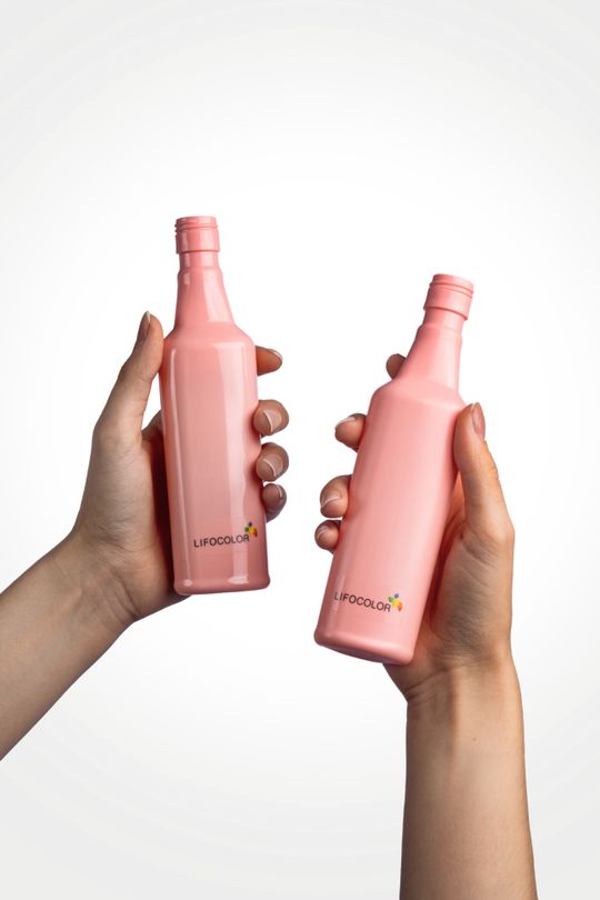 Fakuma-Produktinnovation: Mit Velvet PET von Lifocolor erhalten PET-Flaschen eine samtig-matte Haptik wie bei HDPE.(Bild:  Lifocolor)