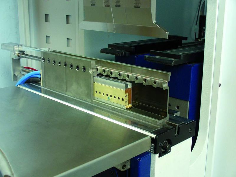 Laserunterstütztes Gesenkbiegen – geöffnetes Gesenk mit integriertem Diodenlaser. Bild: Trumpf (Archiv: Vogel Business Media)
