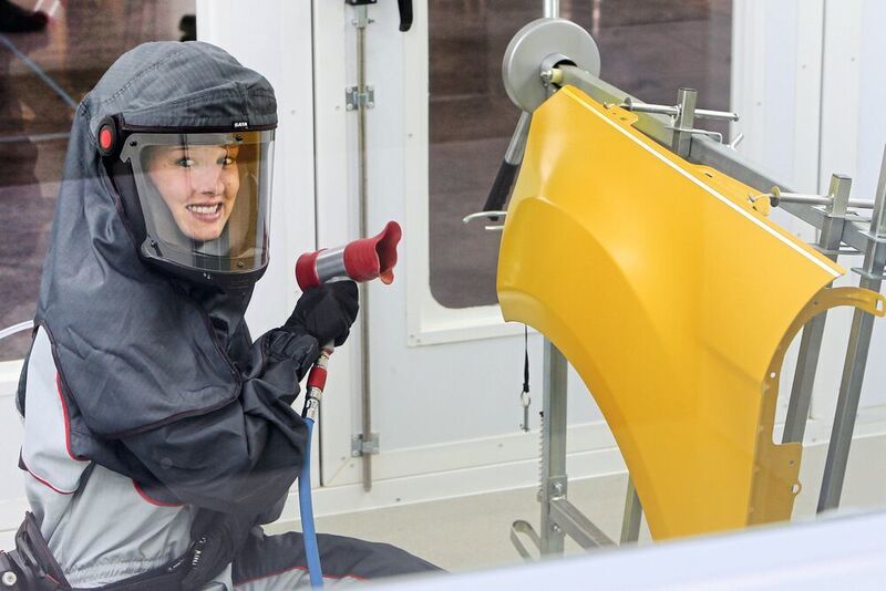 Auch die Fahrzeuglackierer maßen ihre Fähigkeiten; für Deutschland ging Johanna Kaiser an den Start. (Worldskills Germany/Anja Jungnickel)