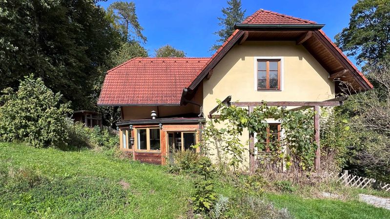 Ein Abriss des Gebäudes war nie eine Option. Stattdessen wurde durch Sanierung bewusst der Weg eines respektvollen Umgangs mit dem Bestand und vorhandenen Ressourcen gewählt.(Bild:  Christoph Welkovits)