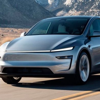 Den Tesla Model Y gibt es in Deutschland künftig in einer schlechter ausgestatteten „Standard“-Version ab 40.000 Euro. (Bild: Tesla)