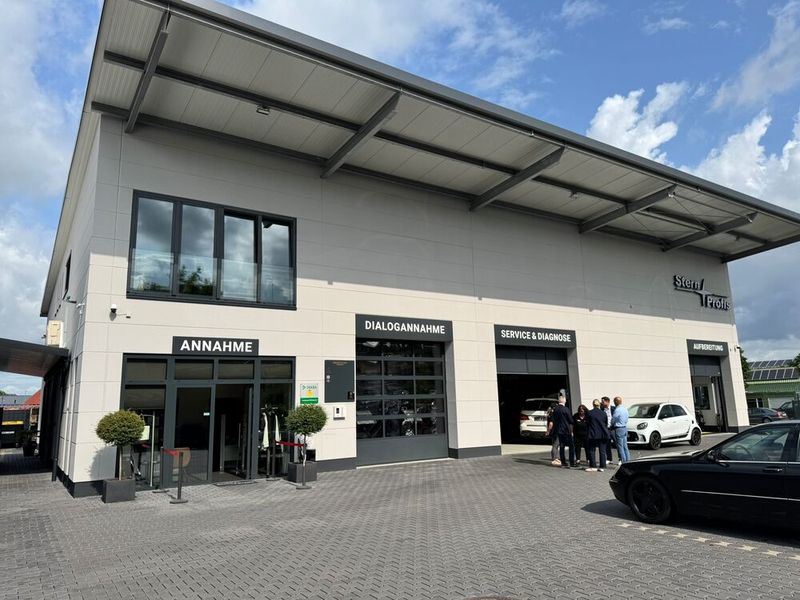 Am letzten Tag der Rundreise führte uns der erste Halt zu den Stern Profis in das hessische Bickenbach. Wer etwas anderes als einen Mercedes-Benz fährt, der vor dem Jahr 2003 gebaut wurde, hat hier schlechte Karten. Den was anderes kommt der freien Werkstatt nicht auf die Bühne. Diese Linie wird konsequent gefahren. Selbst wenn ein Kunde des Hauses, der sein Zweitfahrzeug eines anderen Hersteller zum Ölwechsel bringen will, heißt es: Machen wir nicht. „Wenn wir alles machen, dann sind wir genauso wie jede andere Werkstatt“, erklärt der Geschäftsführer seinen doch recht radikalen Ansatz. „Aber wir sind speziell.“ Speziell Mercedes eben.  (Bild: Schreiner – VCG)