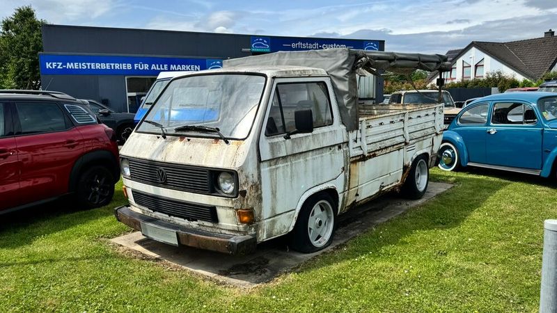 Eye-Catcher der anderen Art: Auch diese T3-Pritsche im Moos-und-Rost-Look wird in einigen Jahren vermutlich einer umfangreichen Restaurierung unterzogen werden. (Bild: Schreiner – VCG)