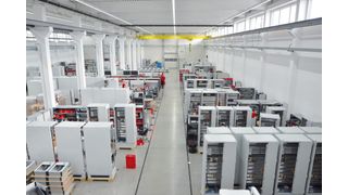 Moderne Produktion: FEE fertigt mehr als 4.000 m Schaltschränke im Jahr.  (Weber)