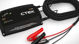 Die sechs Meter langen Ladekabel des „Pro25SE“ sind mit stabilen Polklemmen ausgerüstet. (Ctek)