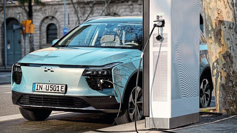 Für den Neuwagenvertrieb setzt Aiways neben dem Online-Direktvertrieb auch auf die Elektronikkette Euronics.(Bild:  Aiways)