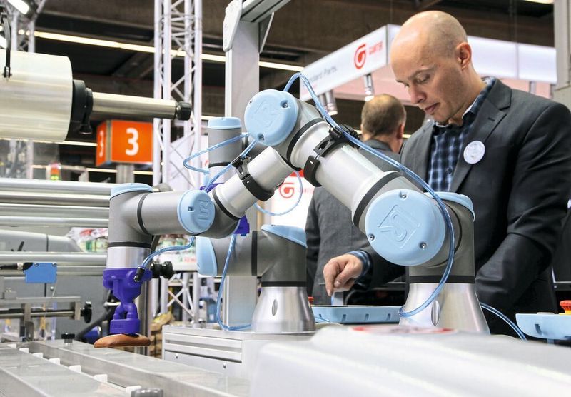 Künftig werden Roboter immer mehr Arbeitern in der Lebensmittelproduktion bei monotonen Aufgaben unter die Arme greifen. (Nürnberg Messe / Frank Boxler)