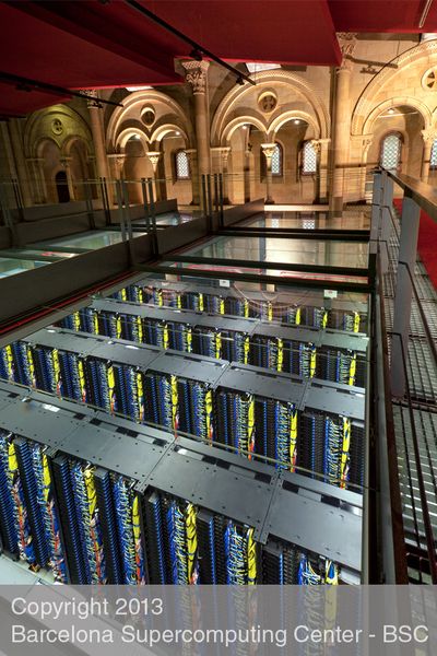 MareNostrum (lateinisch für „unser Meer“, eine alte Bezeichnung für das Mittelmeer) ist ein Supercomputer an der Universitat Politècnica de Catalunya in Barcelona. Der IBM-Cluster ist in eine säkularisierte Kapelle eingebaut und von hohen Glaswänden umgeben. (Bild: Barcelona Supercomputing Center - BSC)