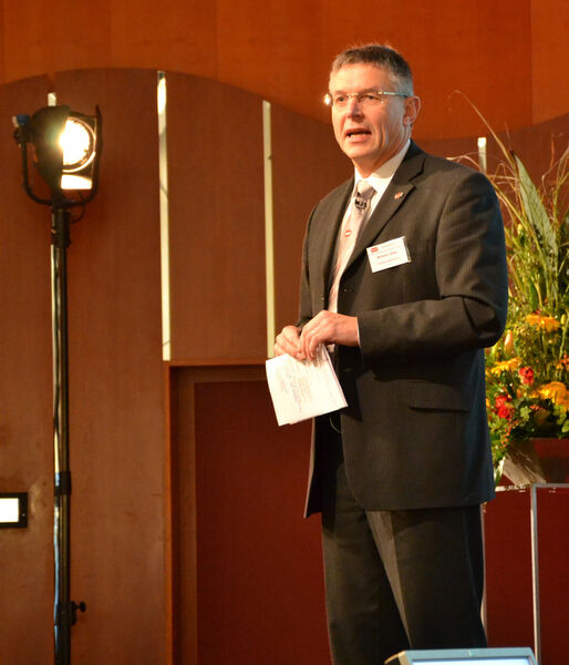 Dr. Otten begrüßt als Vorsitzender die 550 Teilnehmer der Namur-Hauptsitzung 2012. (Bild: PROCESS)