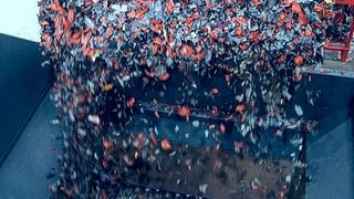 Bloß nicht verbrennen! Hier kippt ein Radlader Kunststoffabfall in einen Schredder. Das geschieht auch mit Bauteilen von Altautos. Was da zusammenkommt, ist immens. BASF und die ETH Zürich haben diesen polymeren Abfallmix jetzt per Gasifizierung in neue Rohstoffe umgewandelt ... (Bild: Autocycle)