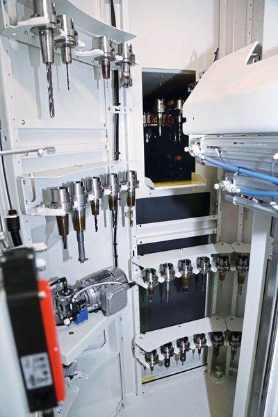 Das Standby-Magazin mit bis zu 190 Werkzeugplätzen und Reinigungsstation zum Reinigen der Kegel. (Bild: Anne Richter, SMM)