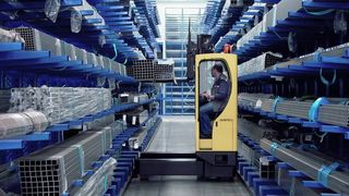 Elektro-Mehrwege-Seitenstapler eignen sich speziell zum Handling von sperrigen Gütern. (Bilder: Finder)