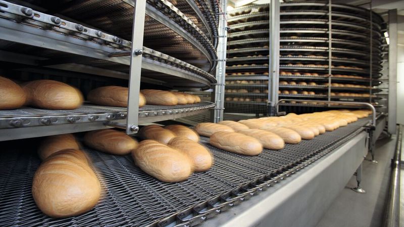 Stauförderer in Großbäckereien sind ein möglicher Anwendungsbereich der HMVX-Kupplungskombination. (Bild:  SemA - stock.adobe.com)
