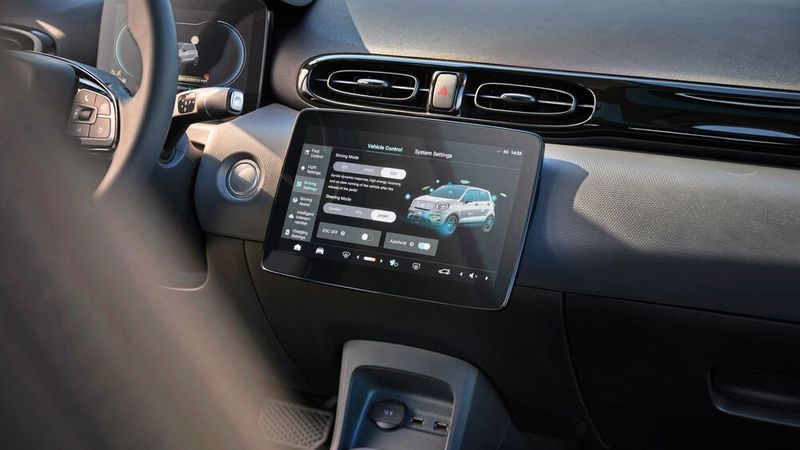 Bei dem kleinen BEV stehen offenbar drei unterschiedliche Fahrmodi zur Auswahl. (Bild: Stellantis)