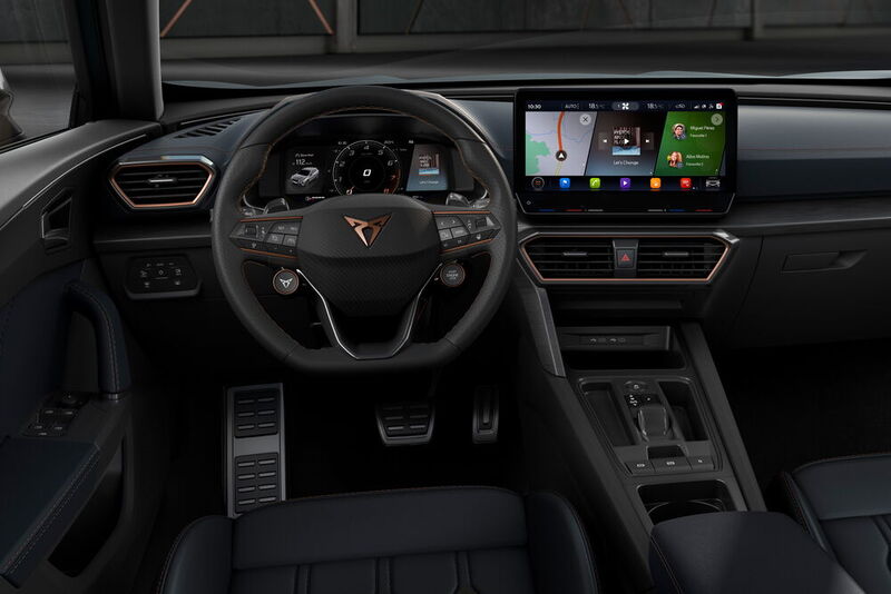 Der Innenraum des Wagens gibt sich sportlich, schlicht und digital. (Bild: Seat)