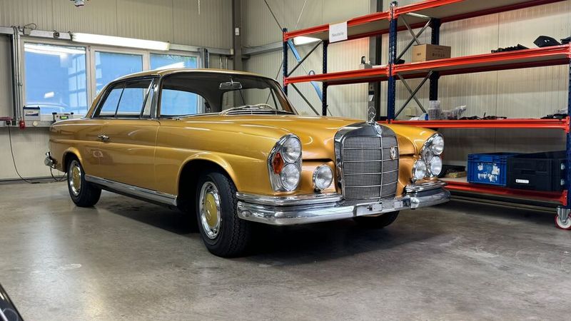 Goldene Zeiten waren die 60er-Jahre in vielfacher Hinsicht. Auch Autobauer wie Daimler-Benz ritten mit Baureihen wie dem „W 108/109“ auf der Welle des Erfolgs. Diese Ausgabe der offiziell noch nicht so genannten S-Klasse bauten die Stuttgarter von Mitte 1965 bis Herbst 1972. Die 300 SEL mit Luftfederung bekamen die Bezeichnung W 109, während die Modelle mit konventionellen Stahlfedern als W 108 bezeichnet wurden. Spitzenmodell der Modellreihe W 109 wurde im März 1968 der Typ 300 SEL 6.3 mit dem V8-Motor M 100 und dem Automatikgetriebe des W 100 (Mercedes-Benz 600). Er leistet 250 PS (184 kW) bei 4.000 1/min. Das maximale Drehmoment beträgt 500 Nm bei 2.800 1/min.  (Bild: Schreiner – VCG)