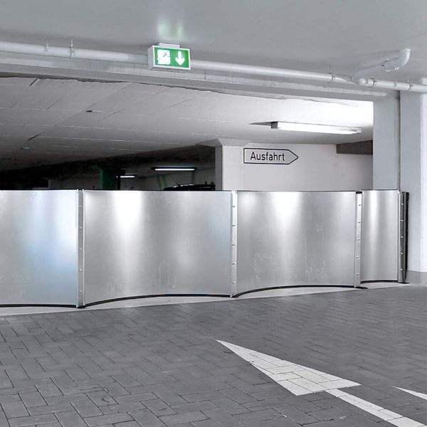Das mobile Hochwasserschutzsystems lässt sich einfach und schnell montieren und schützt wirksam vor Überschwemmungen. (Bild: Stahl-Informations-Zentrum)