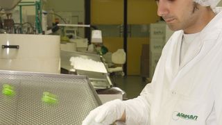 Zahlreiche Kontrolleinrichtungen sichern die Qualität der Produkte. Hier ein Mitarbeiter bei der visuellen Kontrolle von Verschlussystemen. Bild: Gaplast (Archiv: Vogel Business Media)