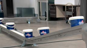 Zott nutzt für eine Förderstrecke für seine Mozzarella-Verpackungen das Kettenfördersystem „VarioFlow plus“ von Bosch Rexroth mit Edelstahl-Komponenten. (Bild: Heldele Automation)