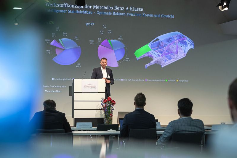 Die Stahlkarosserie der A-Klasse konnte beim jüngsten Modellwechsel um vier Kilogramm erleichtert werden – trotz höherer Crash- und Komfortanforderungen, erklärte Mercedes-Benz-Manager Thomas Behr auf dem Leichtbau-Gipfel 2021.(Bild:  Stefan Bausewein)