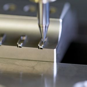 Nur 0,2 mm Durchmesser hat der Zecha-Fräser – aber er bringt genügend Durchhaltevermögen auch für schwerste Aufgaben mit.