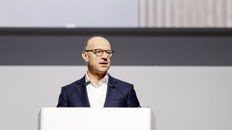 Finanzvorstand Arno Antlitz gibt dem VW-Konzern maximal zwei Jahre, um die Kosten in den Griff zu bekommen.(Bild:  Volkswagen)