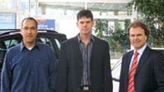 Die Väter des Programms im Volkswagen-Zentrum: (v. li.) Dr. Philip Jacob und Stefan Dörle von Imago und Swen Pulinckx, Verkaufsleiter des Volkswagen-Zentrums in Kaiserslautern Foto: Archiv (Archiv: Vogel Business Media)