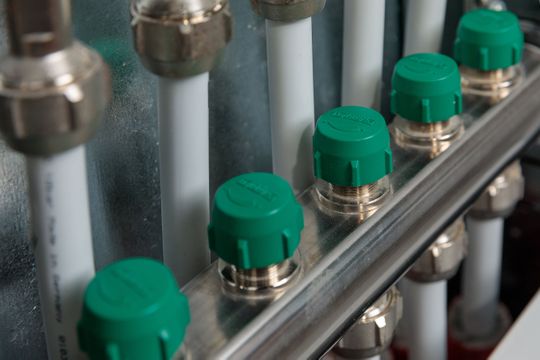 (Bis zu zwölf Heizkreise können an das Simplex Secos angeschlossen werden. Je nach Anzahl der Räume sind in der Potsdamer Kita zwischen vier und zehn Heizkreise verbunden. Foto: Reinhardt & Sommer)