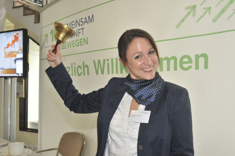 ZDK-Mitarbeiterin Sabrina Josefiak läutete mit ihrer Glocke jeweils das Ende der Kommunikationspausen ein. (Foto: Zietz)