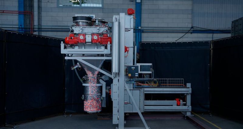 Der Pegasus Moving Mixer von Dinnissen hebt und dreht den Behälter, um ihn an den Mischer zu koppeln. Eine inerte Atmosphäre reduziert Explosionsrisiken. Flüssigkeiten und Additive werden aufgesprüht – für ein gleichmäßiges, verlustfreies Mischergebnis. Der Prozess bleibt durch den geschlossenen Kreislauf staubfrei, hygienisch und effizient. Powtech 2025: Halle 9, Stand 9-238 (Bild: Dinnissen)