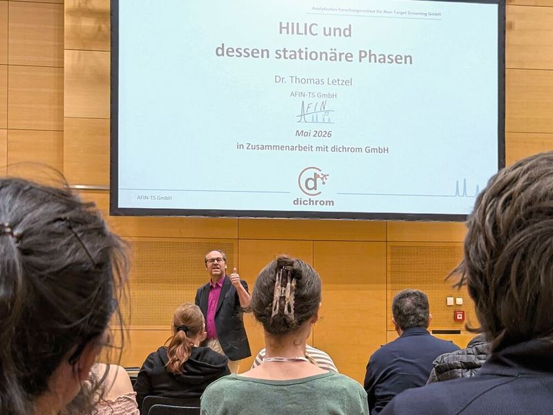 Alles gut. Dr. Thomas Letzel vom AFIN-TS setzt sich dafür ein, dass die HPLC-Variante HILIC bekannter wird. Wer seinen Vortrag zu stationären HILIC-Phasen verpasst hat: die HILIC-Tipps gibt es auch online zum in Ruhe nachlesen.  Apropos Chromatographie: Am 28. und 29. Oktober findet der Praxistag HPLC in Fürstenfeldbruck bei München statt. Dort wird auch Letzel mit seiner HILIC-Expertise zugegen sein. Ein Blick ins Programm lohnt sich also.         Mehr Infos zu den kommenden LAB-SUPPLY-Messen finden Sie auf www.lab-supply.info (Bild: VCG – Lüttmann)