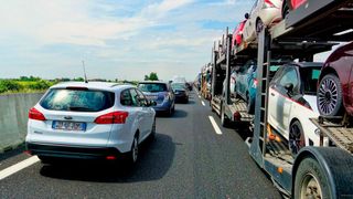 Die Koalition der Bundesregierung sprach sich für den Ausbau bestimmter von Stau belasteter Autobahnen aus. Davon würden der Umweltschutz und die Wirtschaft im Land profitieren, lobt das Kfz-Gewerbe Baden-Württemberg. (Bild: frei lizenziert)