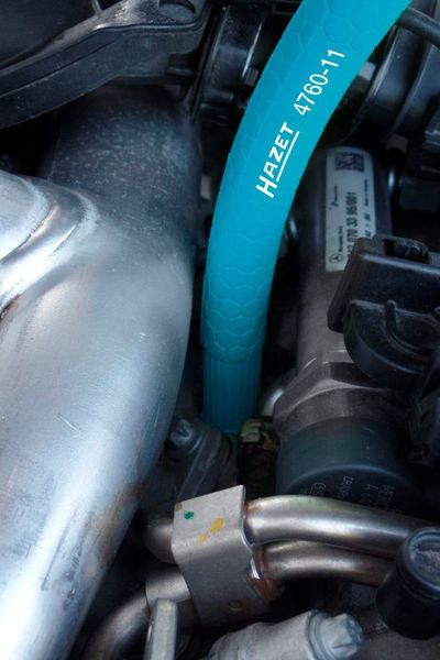 Mit dem flexiblen Aufsteckwerkzeug kann der Mechaniker auch sehr versteckt sitzende Glühkerzen im Gewinde sanft „anpacken“. (Hazet)