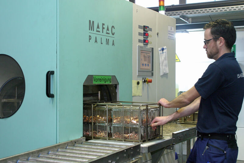 Beschickt werden alle sechs bei der Isabellenhütte installierten Mafac-Reinigungsmaschinen von speziell für diese Aufgabe ausgebildete Mitarbeiterinnen und Mitarbeiter. Die Vorgehensweise demonstriert der Prozessentwickler Michael Dickel. (Mafac)