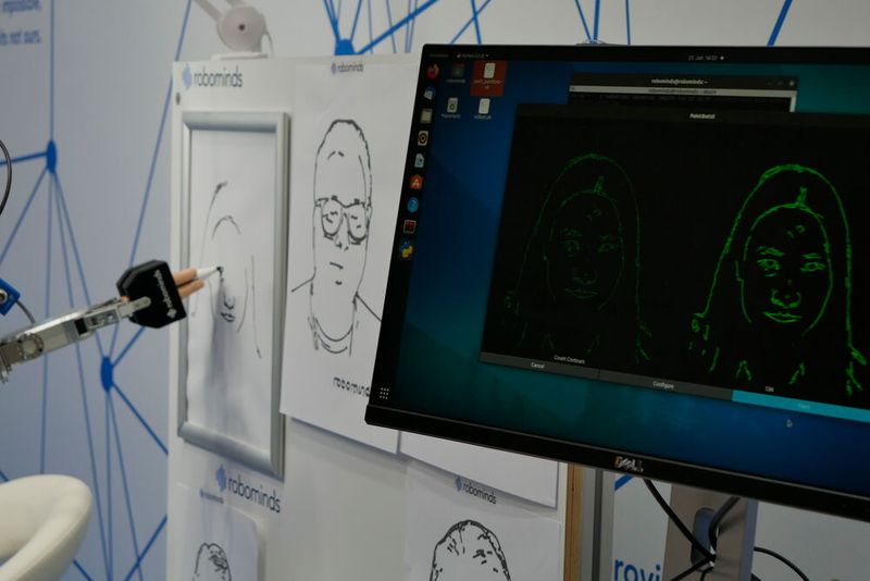 Robominds zeigte auf der Automatica, dass die KI-Anwendung des Unternehmens gepaart mit einem Roboter und einem Bildverarbeitungssystem schon einiges zustande bringen kann. Möglich macht es das Robobrain, ein unscheinbarer, grauer Kasten, in dem die gesamte Techik zusammengeführt wird.  (Bild: Sandro Kipar)