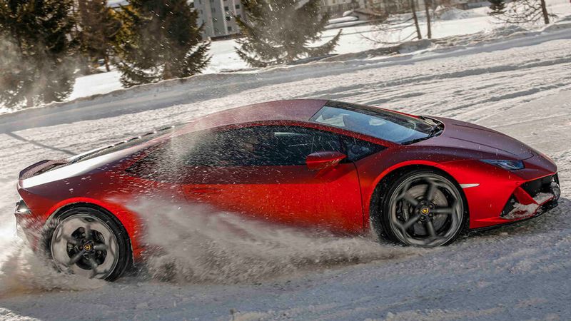 Spielerisch lässt sich der 4WD-Huracan im Drift durch den Pylonen-Parcours führen. (Bild: Lamborghini)