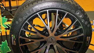 Bereits 2014 brachte Continental das erste Muster eines Premium-Winterreifens mit einem Laufstreifen aus Löwenzahn-Kautschuk auf die Straße. Ende 2015 testete Contitech den neuen Rohstoff mit dem Namen Taraxagum für die Schwingungstechnik, und zeigt im nächsten Bild was daraus wurde... (Bild: Königsreuther)