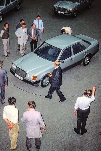 Mercedes-Benz Limousine der Baureihe 124 in der Designentwicklung. Direkt am Fahrzeug vorn links: der damalige Mercedes-Benz Chefdesigner Bruno Sacco (Foto aus dem Jahr 1984). (Bild: Mercedes-Benz)