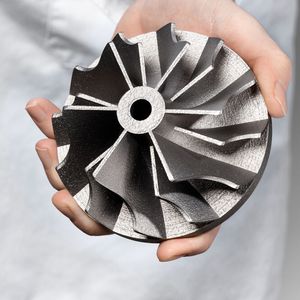 Bild 2: Überall dort, wo Gewichtsreduktion, Verkürzung von Herstellungszeiten sowie räumliche Nähe oder Individualisierung der Produkte von Bedeutung sind, eröffnet 3D-Metalldruck mit Edelstahl Rostfrei Konstrukteuren neue Möglichkeiten.(Bild:  © Sandvik 2020 Photo: Johan Paulin)