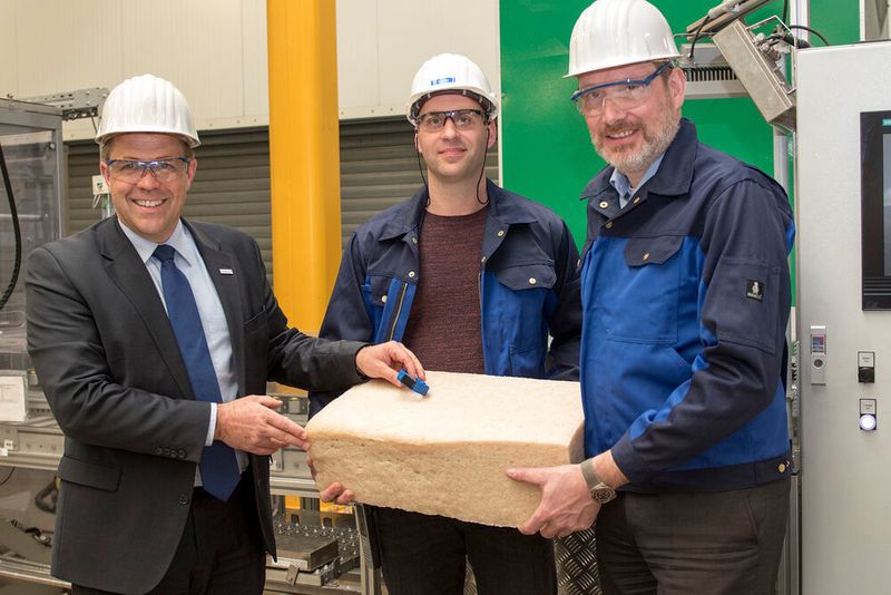 Chempark-Leiter Lars Friedrich (l.), Harald Offizier und Dr. Jörg Kirchhoff (beide Arlanxeo) zeigen den Ausgangsstoff (Therban) und das Endprodukt (Fitnessarmband) bei der Betriebsbesichtigung von Arlanxeo. (Currenta)