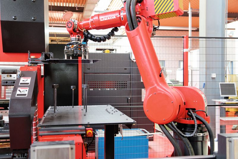 Bei Artol Fuchs setzt man auf Amada: Hier ein Belade- und Entladeroboter im Einsatz. (Bild: MSM)