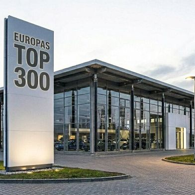 Auf die größten 300 Autohandelsgruppen Europas geht rund ein Drittel des Neuwagen-Absatzes in der EU, den EFTA-Staaten und dem Vereinigten Königreich zurück. (Bild: KI-generiert/Gemini 3 Pro Image)