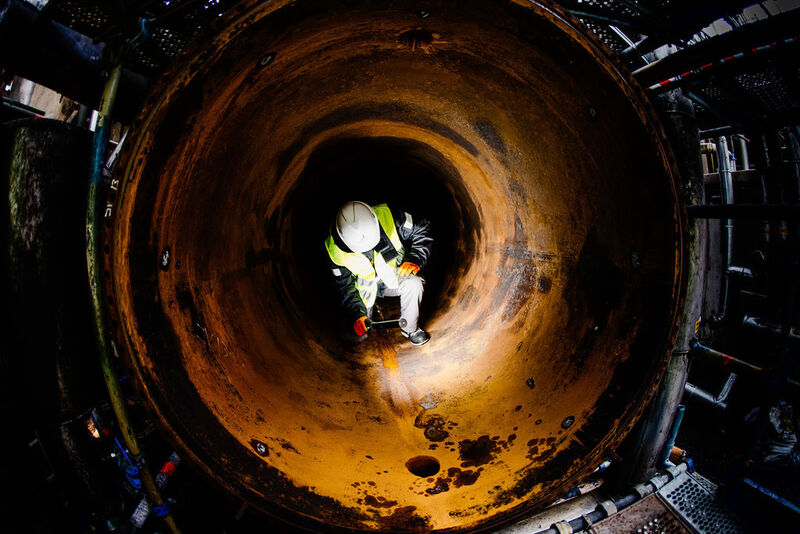 Einige hundert Arbeitsschritte und bis zu 100 000 Vorgänge müssen koordiniert und abgewickelt werden. Während an einer Anlage repariert, geprüft und gewartet wird, werden andere Anlagenteile ausgetauscht, umgebaut oder optimiert.  (Bilfinger)
