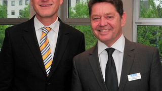 Reinhard Kolke (li.), Leiter des ADAC-Technikzentrums in Landsberg am Lech und Alois Huber, Obermeister der Kfz-Innung Schwaben. (Zietz/»kfz-betrieb«)