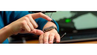 Die Smartwatch lässt sich sozusagen "aus der Luft" ansteuern. (Bild: Oliver Dietze)