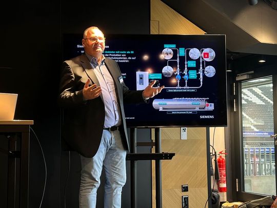 Oliver Callies von Siemens A/S zeigte die Vorteile des Hochdruckwassernebel-Löschsystems: Die Räume müssen zum Fluten nicht evakuiert werden, das System kann unmittelbar eingesetzt werden.(Bild:  Paula Breukel)