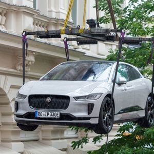 Der elektrische Jaguar I-Pace wurde eigens per Kran auf die Dachterrasse des Mandarin Oriental gehoben.(Bild:  Stefan Heigl)